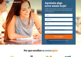 Estudante escrevendo em seu caderno a esquerda e um formulário a direita e abaixo o conteúdo do site.